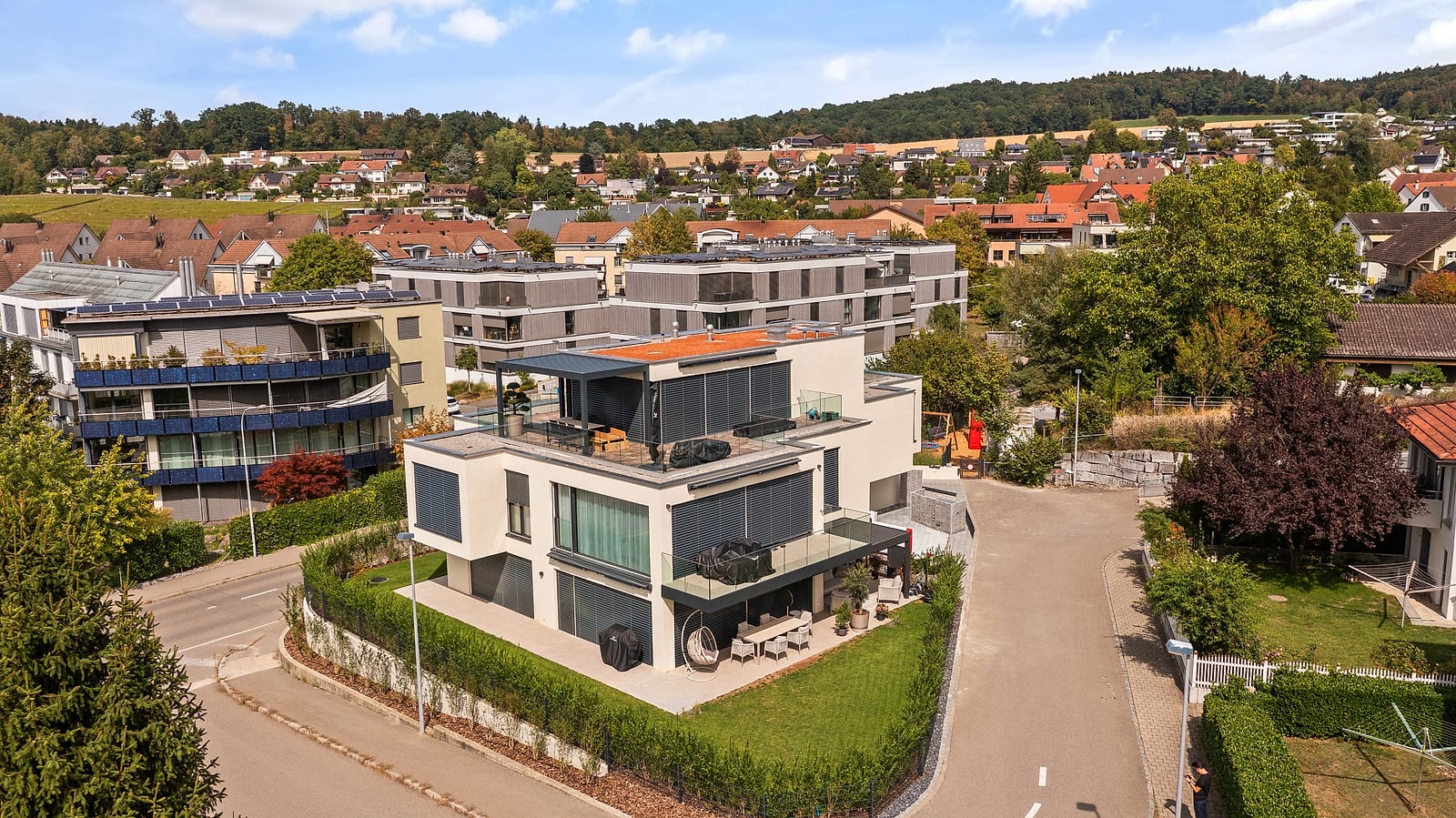 Neubauprojekt SEEB in Winkel: Mehrfamilienhaus mit markanten Fensterfronten